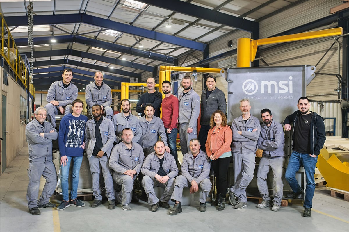 L'équipe de MSI pose dans l'atelier